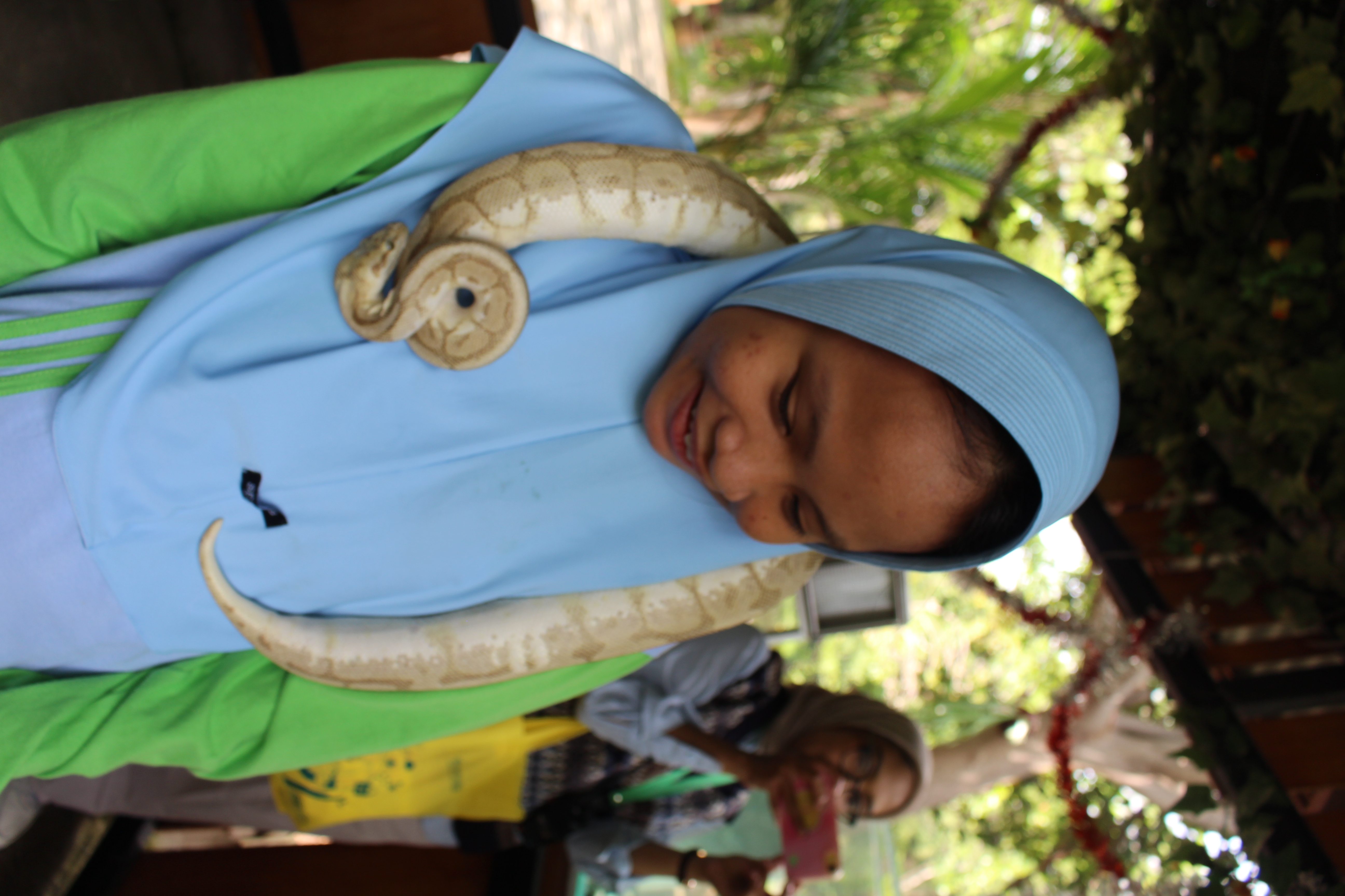 6) Alana Menggendong Ular