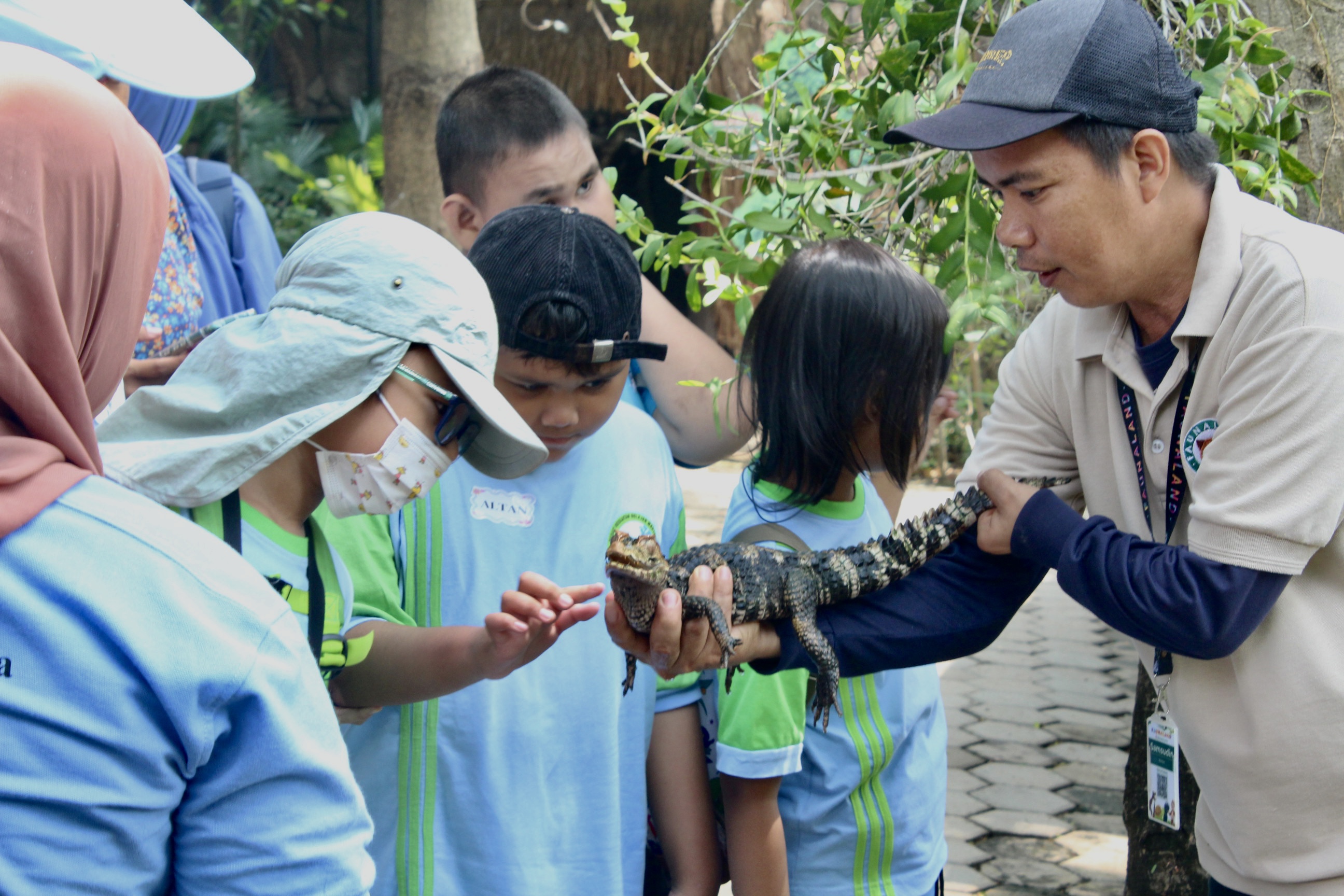 9) Bama dan Altan Mengenal Buaya