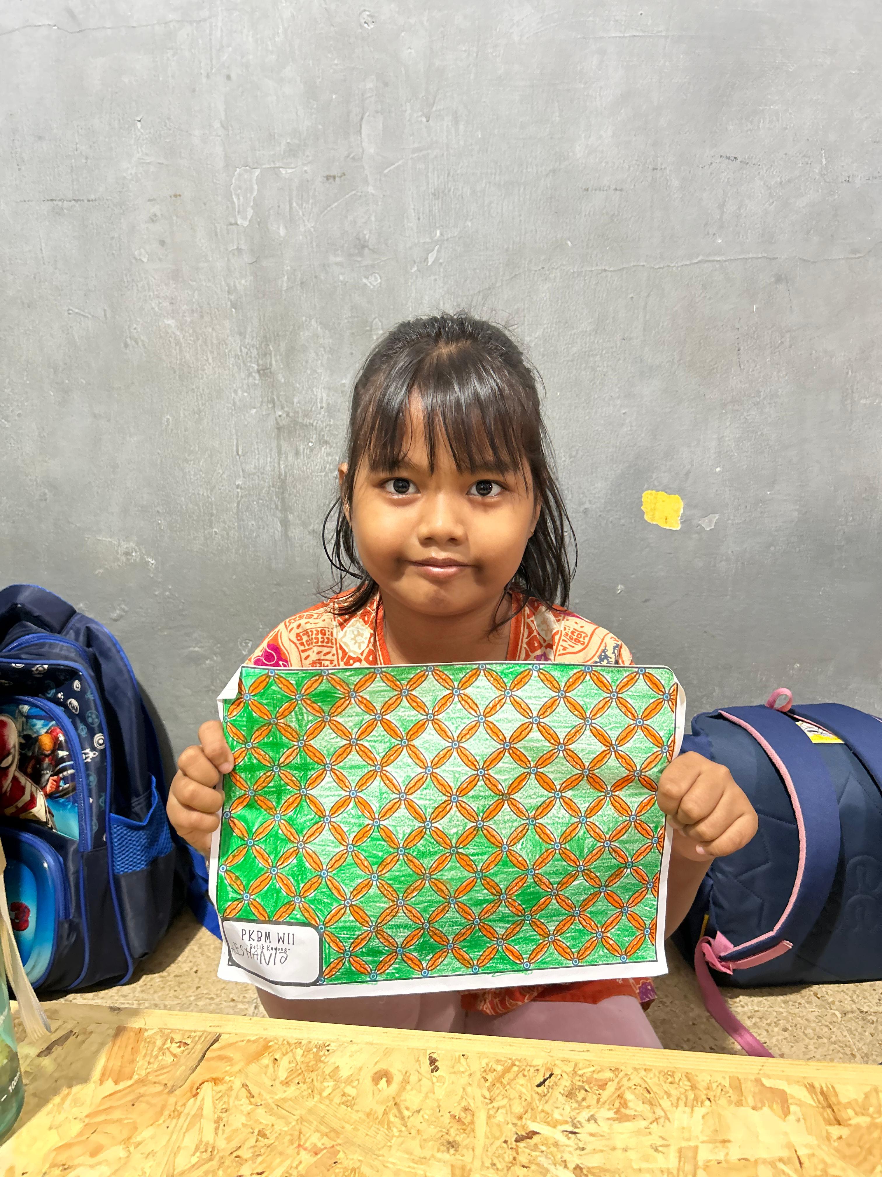 2) Alesha Mewarnai Batik Hijau Oranye