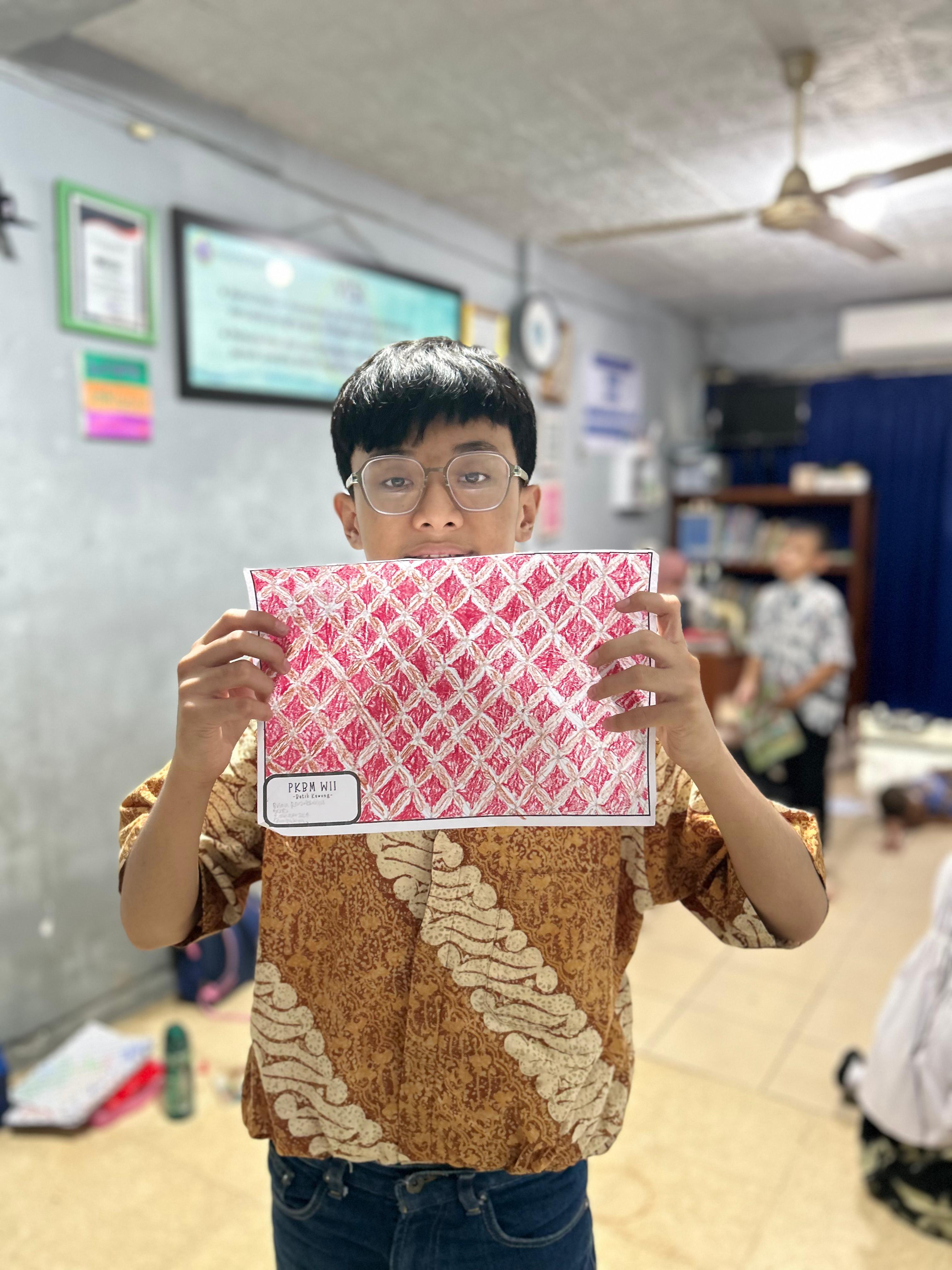 1) Brian Mewarnai Batik Merah