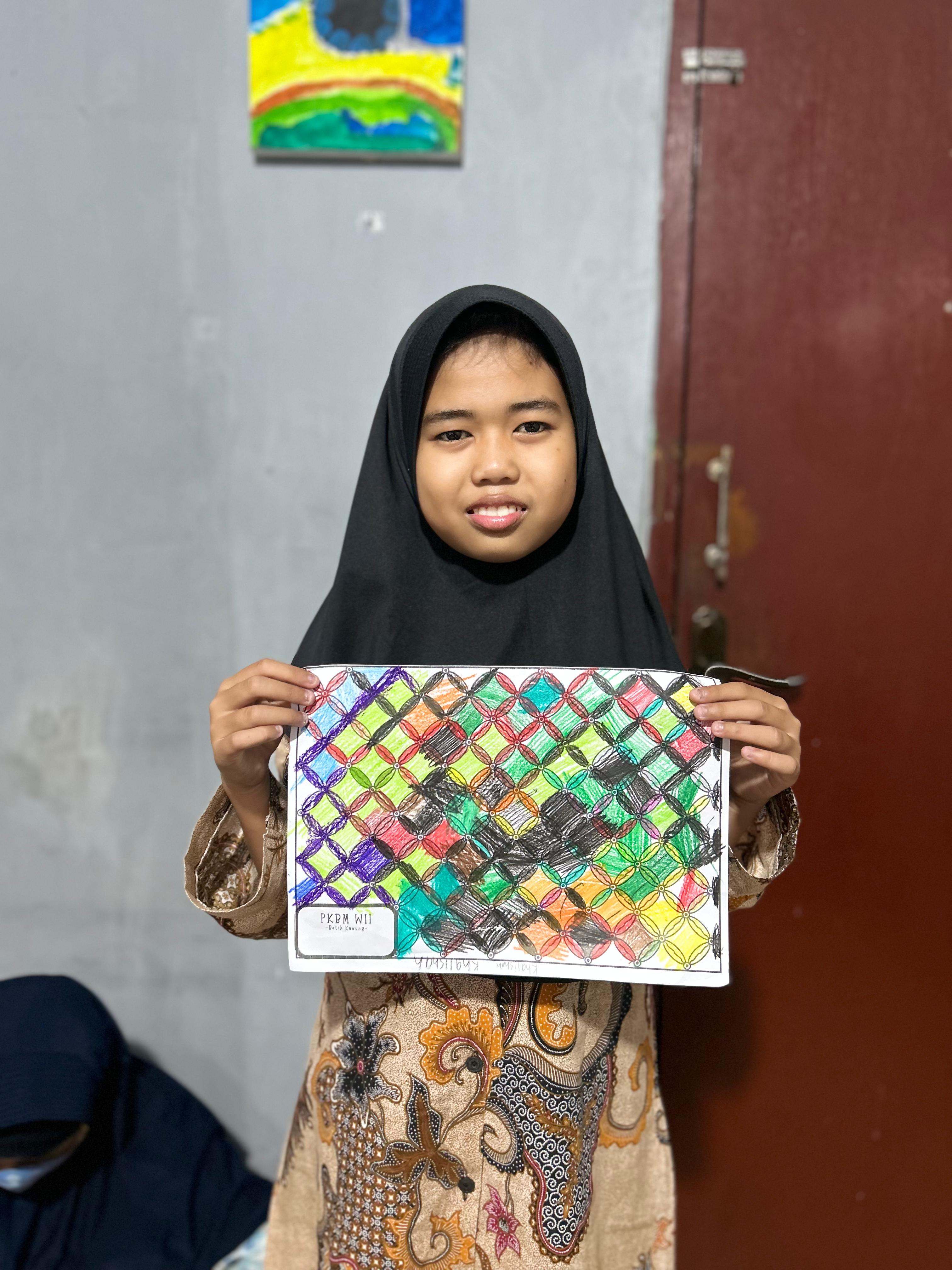 8) Khalisa dan Batik Pelangi